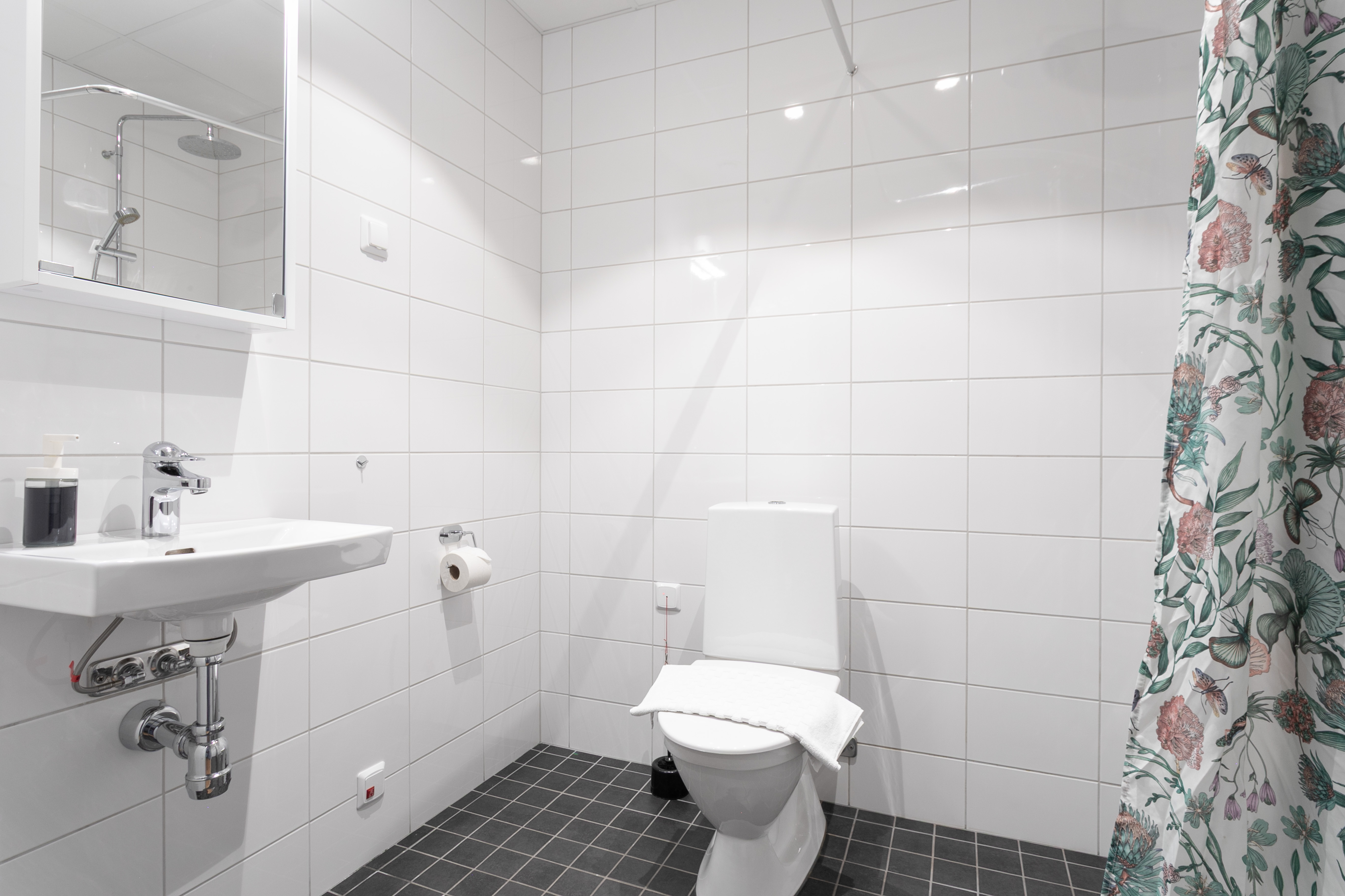 Bathroom - Family Studio ApartDirect Arlandastad.jpg